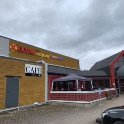 Lindas GoMat - Utsiden med uteservering og for røykere.