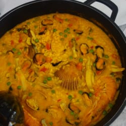 RESTAURANTE GALEGO ENXEBRE - La ración de arroz caldoso cargado de marisco
