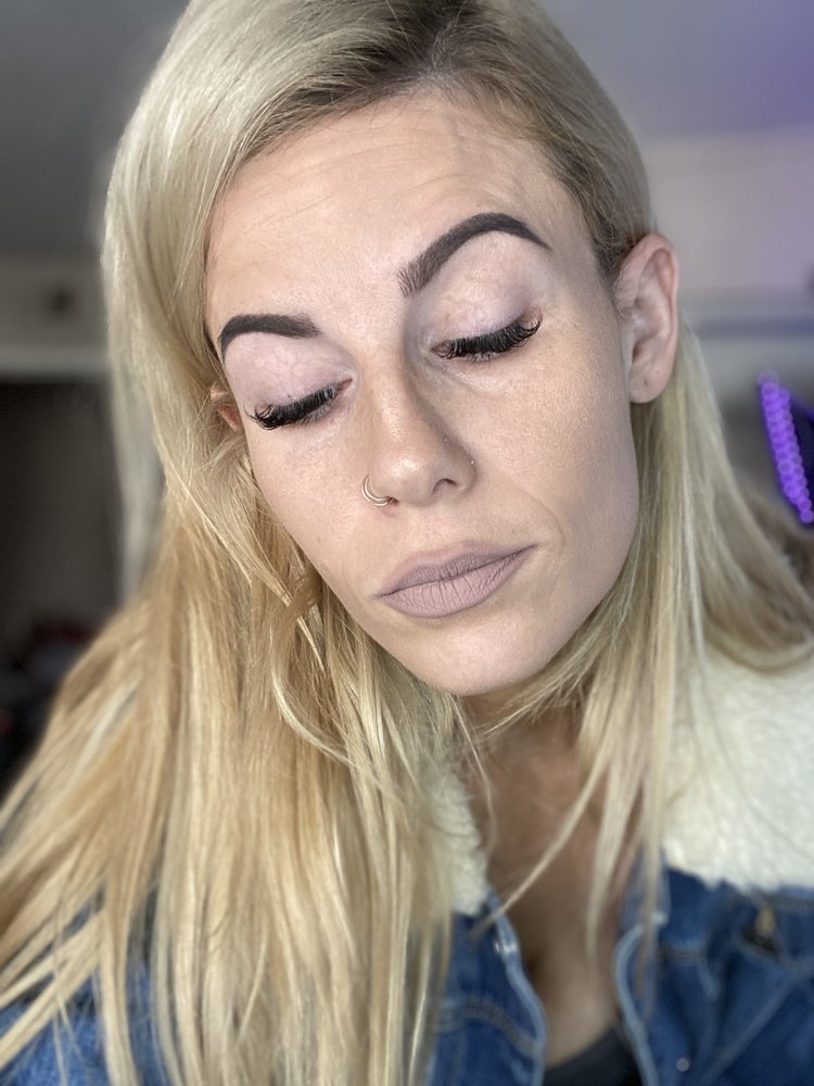 Mariams Eyelashes Logo