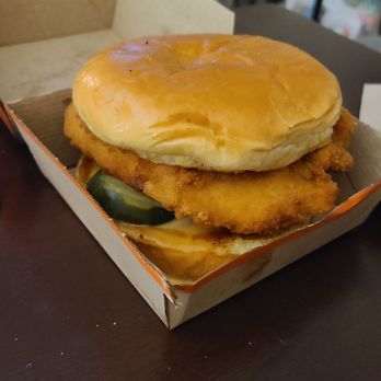 Buona - Crispy chicken sandwich - Fast Food Near Me - Lakemoor, Illinois