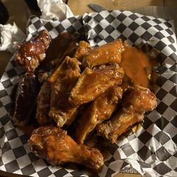 La Crucecita - Kilo wings Sauce was mango habanero, honey Garlic, BBQ
