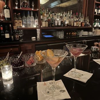 Roots Steakhouse - Cocktails at the bar - Steakhouses Near Me - Summit, New Jersey