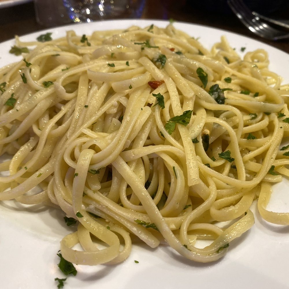 Quartier Latin - Linguine a L'ail, hulie d'olive et piment - Italian Near Me - Paris, 75 Quartier Latin - Linguine a L'ail, hulie d'olive et piment - Italian Near Me - Paris, 75