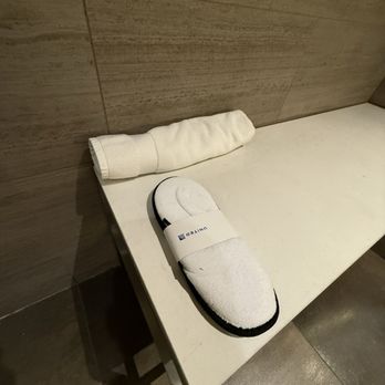 United Polaris Lounge - Slippers - Airport Lounges Near Me - Chicago, Illinois United Polaris Lounge - Slippers - Airport Lounges Near Me - Chicago, Illinois