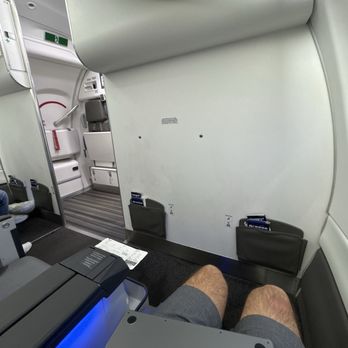 Breeze Airways - Plenty of room on nice planes - Airlines Near Me - Louisville, Kentucky Breeze Airways - Plenty of room on nice planes - Airlines Near Me - Louisville, Kentucky