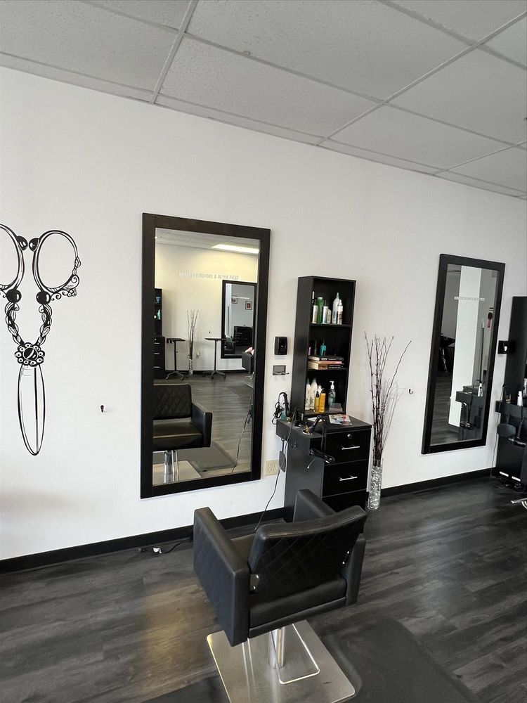 Molli’s Hair Lab Logo