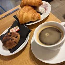 Café Bretelles - Fresh croissants, vegan chocolate chip cookie and a long coffee, which includes two espresso and water