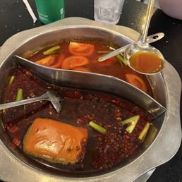 Tomato broth and spicy beef broth Tomato broth and spicy beef broth
