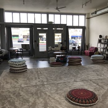 One Life Yoga - Lovely studio:  lots of light, airy, open, and aesthetically pleasing - Yoga Near Me - Pasadena, California