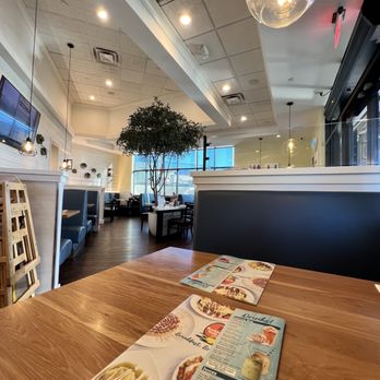 Broken Yolk Cafe - 8:30 am on a Tuesday... half the place was empty. But it fills up FAST. Join the waitlist through Yelp! - American Near Me - Glendora, California