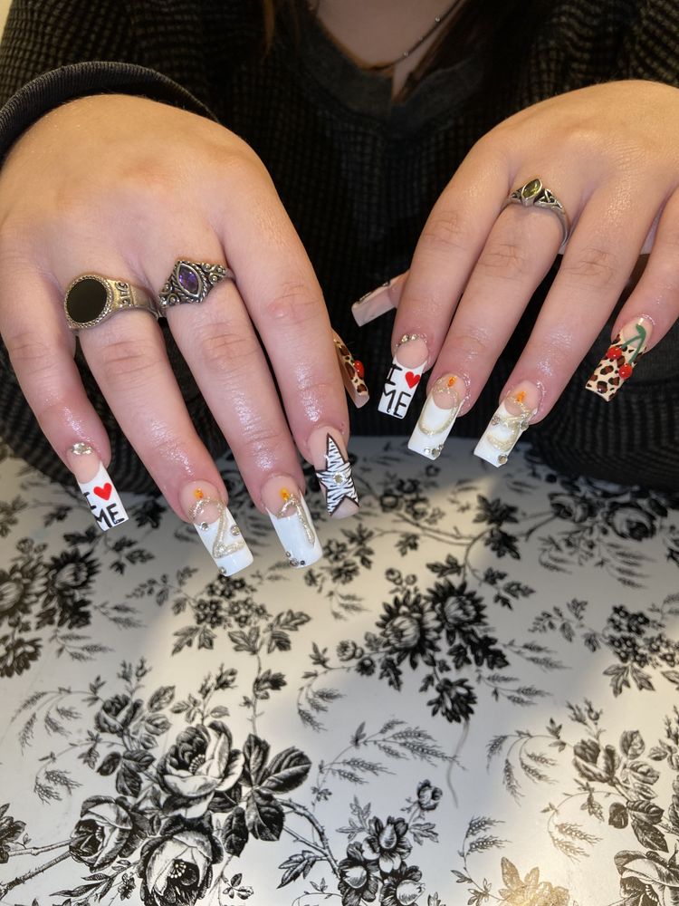Nails To Mad Die For Logo