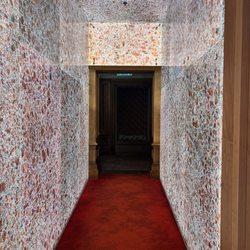 Virgin Lounge - Hallway to lounge