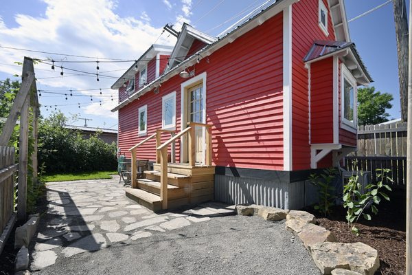 The Roost - Backyard Guesthouse by null