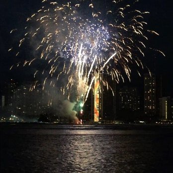 Makani Catamaran - Friday night fireworks at Hilton Hawaiian Village from the Catamaran! - Boating Near Me - Honolulu, Hawaii
