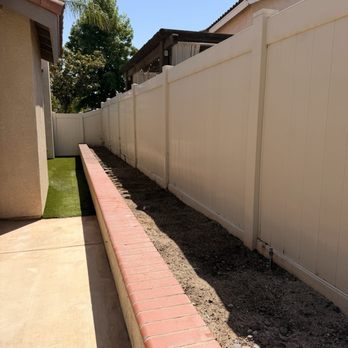 Leandro Tree Service - Planter cleared of bushes (after) - Tree Services Near Me - Perris, California