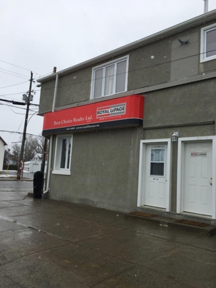 ROYAL LEPAGE Updated August 2024 117 Whitewood Avenue W, New