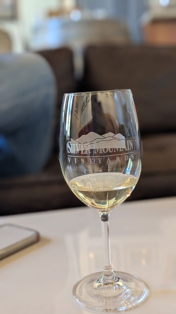 Silver Mountain Vineyards Logo