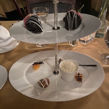 Hugo's Cellar - Chocolate covered strawberries - American Near Me - Las Vegas, Nevada Hugo's Cellar - Chocolate covered strawberries - American Near Me - Las Vegas, Nevada