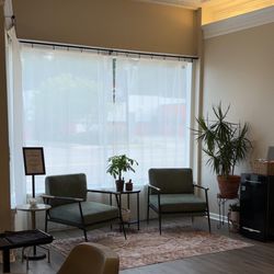 Glossed - Seating area