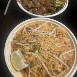 Pattaya Thai Restaurant - Pad Thai with shrimp