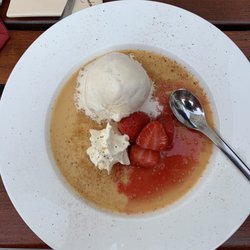 Pfälzer Hof - Orangen Creme brulee mit Vanilleeis und Erdbeeren