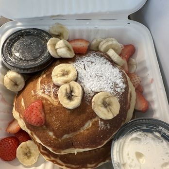 Momo's Cafe - Pancakes w/ fruit, syrup whipped cream & powdered sugar! - American Near Me - Vallejo, California