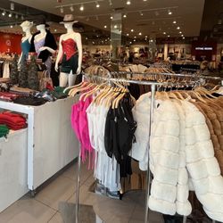 Fashion Q - Lots of holiday clothes