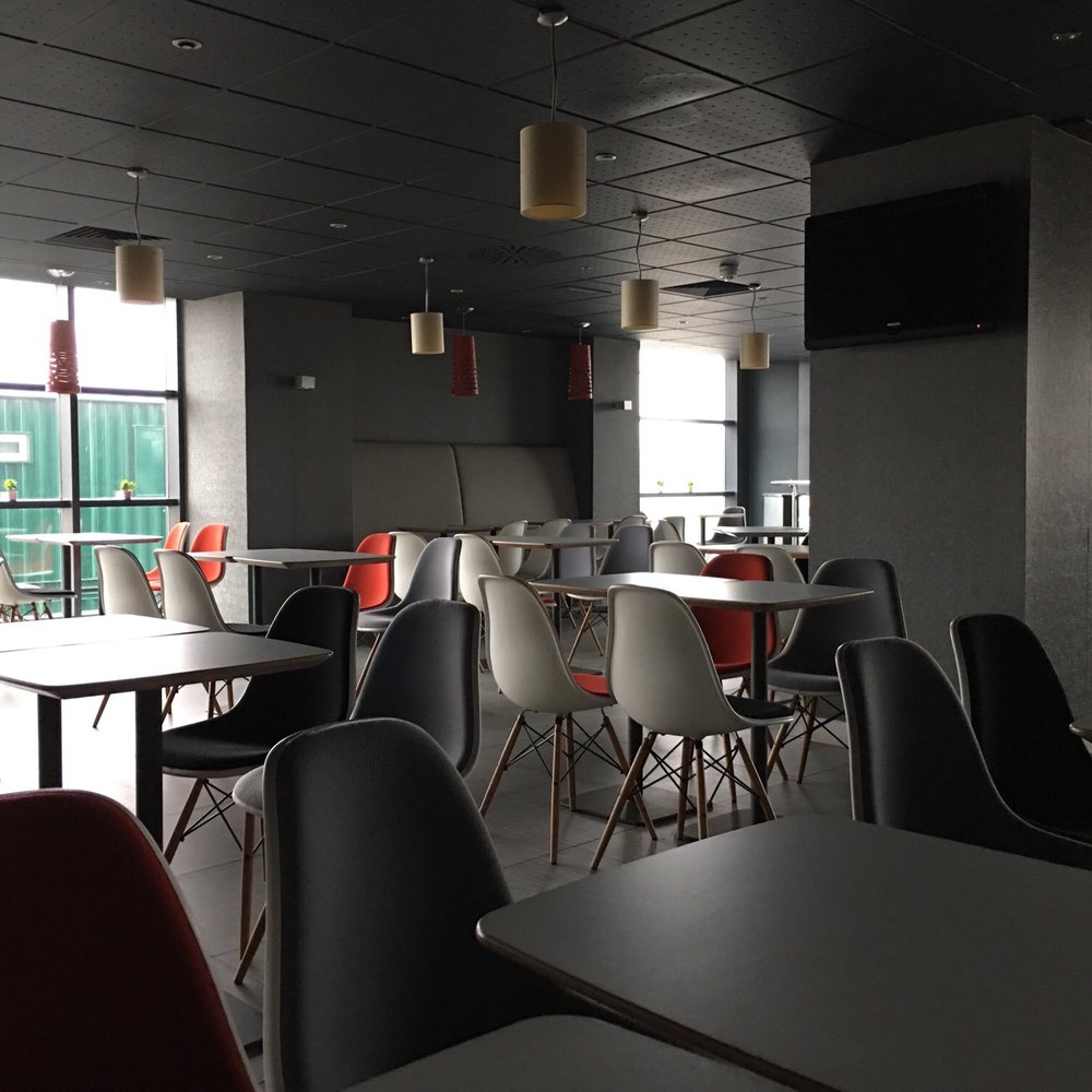 IBIS London Wembley - Mezzanine where you can plug in and recharge 12/2016 - Hotels Near Me - Wembley, XGL
