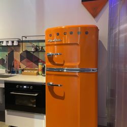 Lumenbrite - Adobe Digital Design Training - Retro style fridge in the kitchenette
