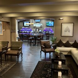 Mendenhall Inn Restaurant - View into the bar area