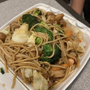 Meat Bowl - Chow noodles (it had a lot of chicken you just can't see it in this picture) - Chinese Near Me - South Gate, California Meat Bowl - Chow noodles (it had a lot of chicken you just can't see it in this picture) - Chinese Near Me - South Gate, California