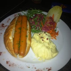 Un chien dans un jeu de quilles - Hot dog