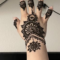 Bonita Eyebrows Threading & Henna Art - Henna