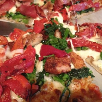 Vazzy's Osteria - White pie w fresh mozzarella, roasted peppers, broccolini, & chicken cutlet - Italian Near Me - Monroe, Connecticut