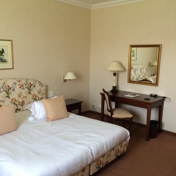 Le Relais de Margaux - Le lit de la chambre Club avec bureau - Hotels Near Me - Margaux, 33 Le Relais de Margaux - Le lit de la chambre Club avec bureau - Hotels Near Me - Margaux, 33