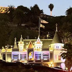 Orange Drive Hostel - Magic Castle, right up the street!