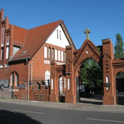 St. Sebastian-Friedhof - Haupteingang des Friedhofes an der Humboldtstraße im Juni 2017.:) Abends.
