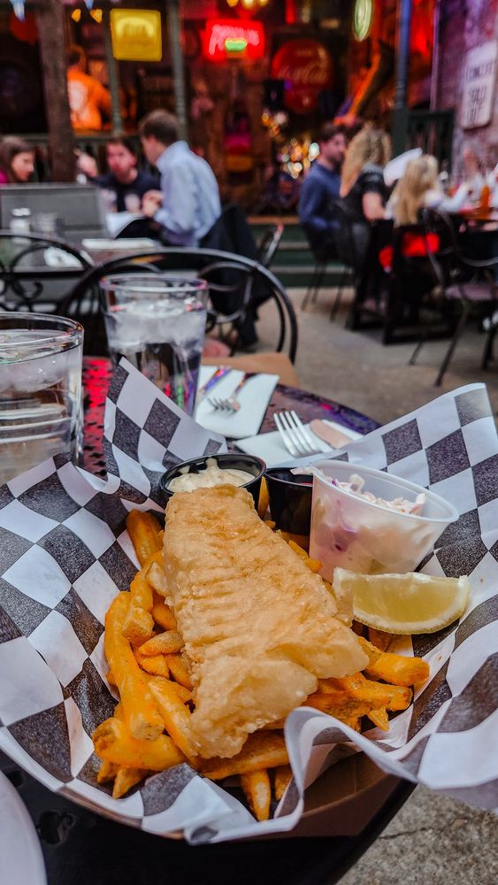 Arnolds Bar & Grill