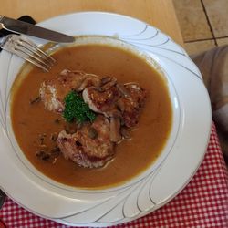 Traube - Schweinefilet mit Champignons in Rahmsoße und pommes statt Kroketten