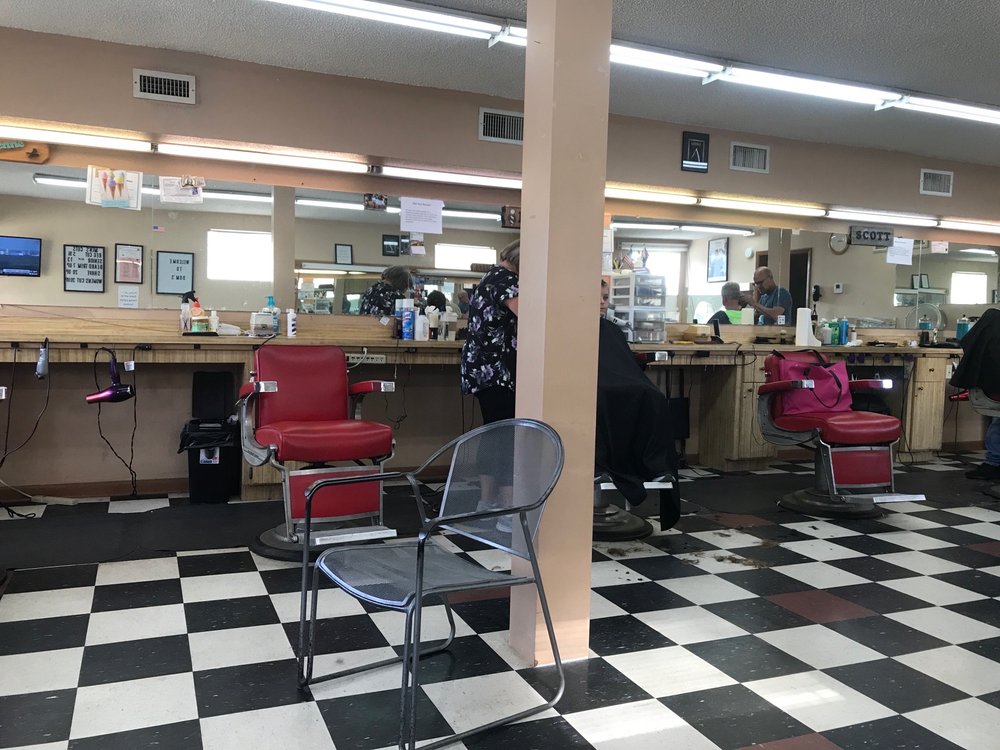 Dom's Barber Shop & Styling Logo