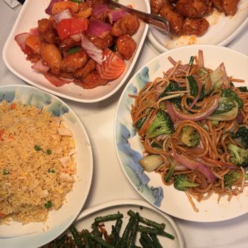 China Mama - Spread of chicken fried rice, green beans, vegetable lo mein, sweet and sour chicken, and orange chicken - Chinese Near Me - Las Vegas, Nevada