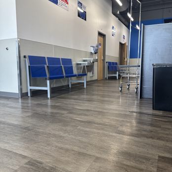 Clean Laundry - Seats, open space mostly. - Laundromat Near Me - Greenville, South Carolina Clean Laundry - Seats, open space mostly. - Laundromat Near Me - Greenville, South Carolina