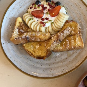 Nicolau Lisboa - French toast with yogurt and fruit - Juice Bars & Smoothies Near Me - Lisbon, 11 Nicolau Lisboa - French toast with yogurt and fruit - Juice Bars & Smoothies Near Me - Lisbon, 11
