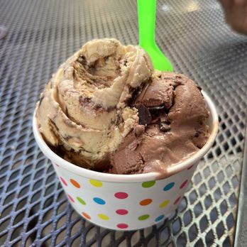Suzy's Scoops - Coffee almond fudge and tillamook mudslide - Ice Cream & Frozen Yogurt Near Me - Cannon Beach, Oregon