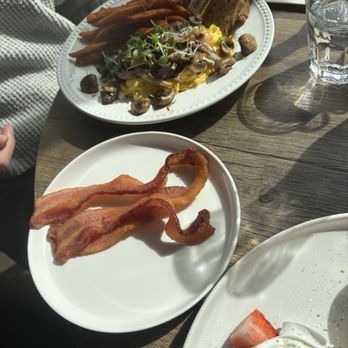 Peacock Pansy - Bacon (3) & Mushroom & Truffle Scrambled - Breakfast & Brunch Near Me - San Francisco, California Peacock Pansy - Bacon (3) & Mushroom & Truffle Scrambled - Breakfast & Brunch Near Me - San Francisco, California