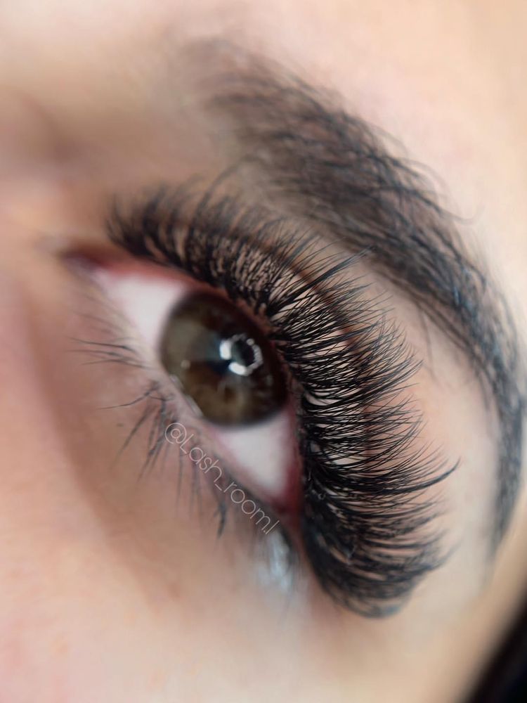 Bloom Lashes Logo