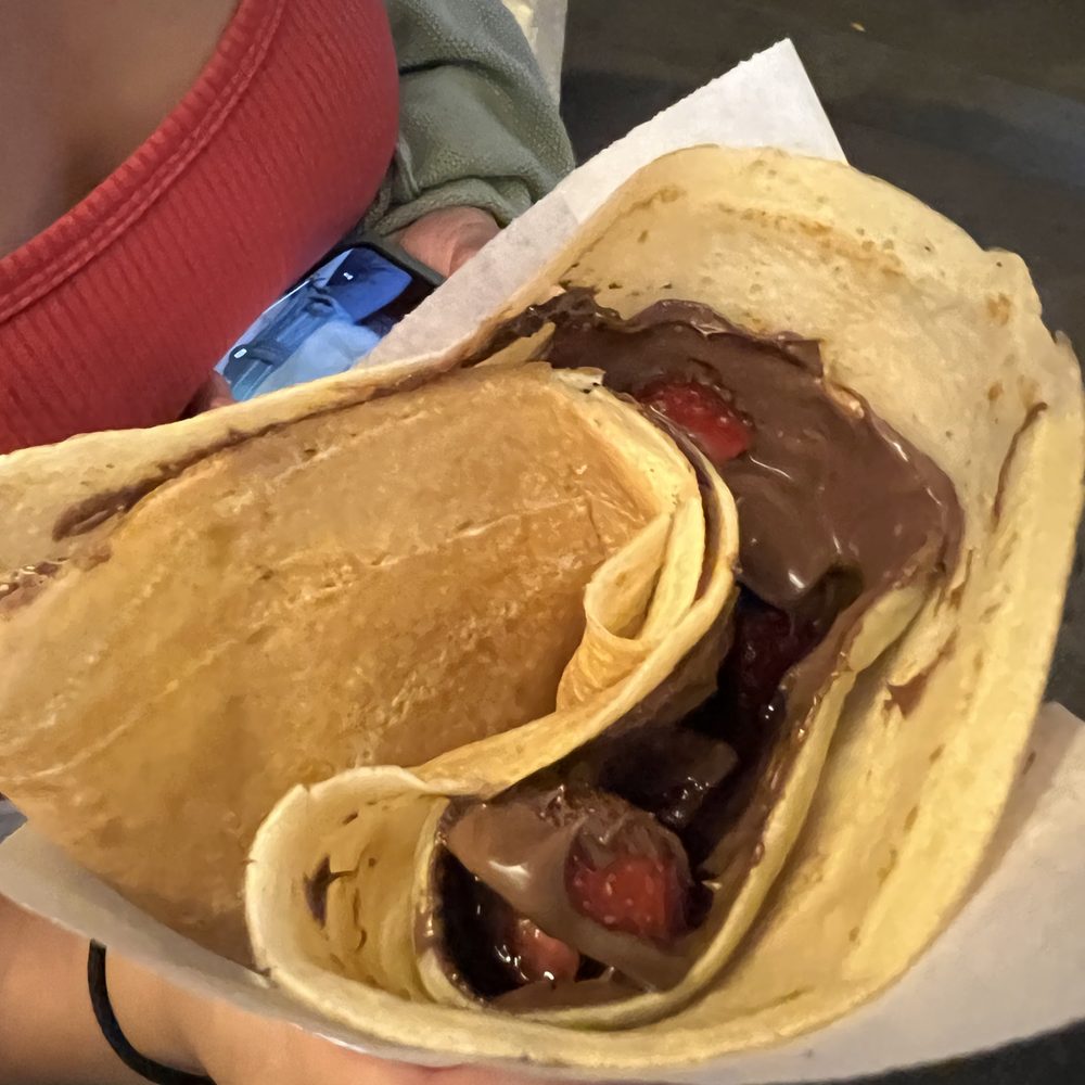 La Crème de Paris - Strawberry nutella crepe is heavenly - Ice Cream & Frozen Yogurt Near Me - Paris, 75 La Crème de Paris - Strawberry nutella crepe is heavenly - Ice Cream & Frozen Yogurt Near Me - Paris, 75