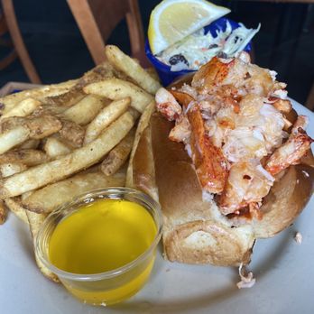 Boston Sail Loft - New England Lobster Roll - Bars Near Me - Boston, Massachusetts
