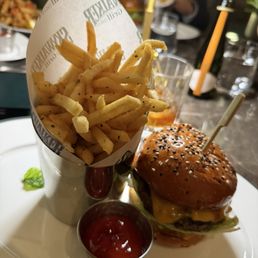 Skywalker burger (3/5), Fries (5/5), spicy aioli (5/5)