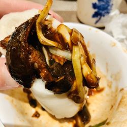 老雪園 - Stir-Fried Eel with Chive topped on the Steamed Silver Thread Buns!! Heaven!
